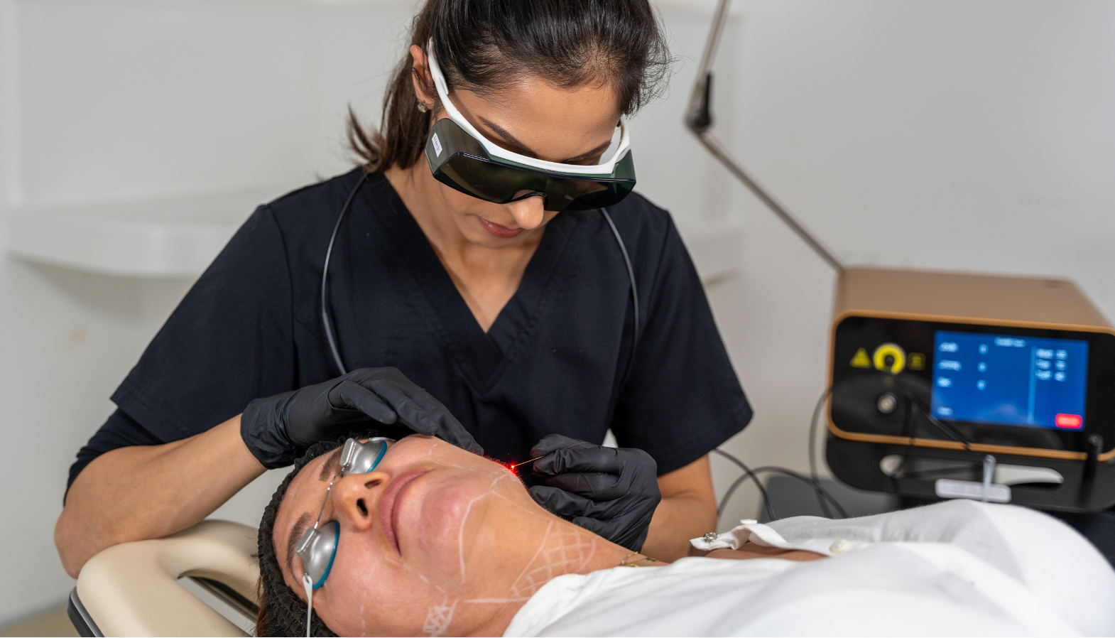 dr priya during endolift treatment with patient (1)